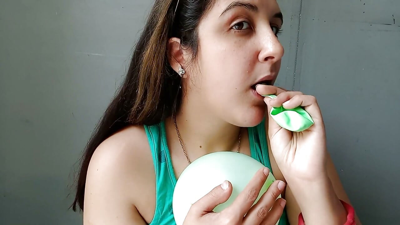 Зеленые воздушные шарики и розовая Bubblegum минет крупным планом - зайчик-безумец