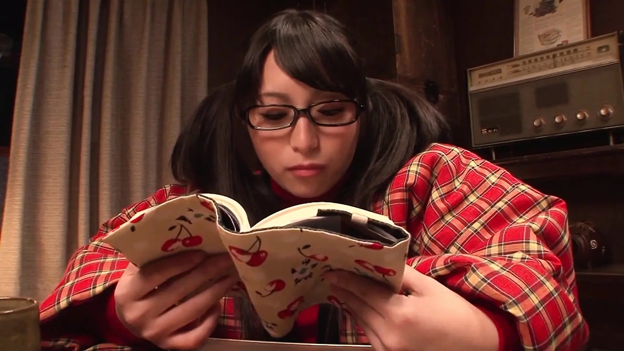 正在自慰的女孩被指交, 然后用假阳具和坚硬的鸡巴性交