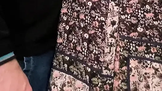 Seltsamer perverser reibt muschi in einer U-bahn