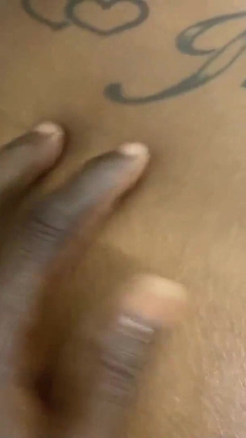 「メイドが透け感のあるスカートを履いてチンポを硬くする」からの絶景瞬間