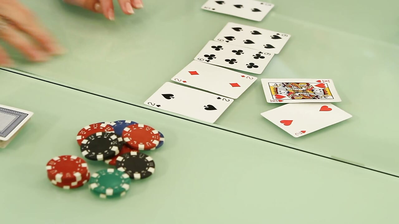 Poker Night Pickup - Ruiva Butch fode uma morena em meias e cinto de liga