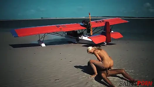 Caylian Curtis tenha bir ada plajında bir pilotla sikişiyor