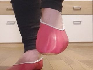 穿着我的粉色皮革体操拖鞋走路