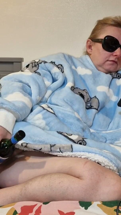 I push the neck of the bottle into the cervix and caress my clitoris | Clip 1