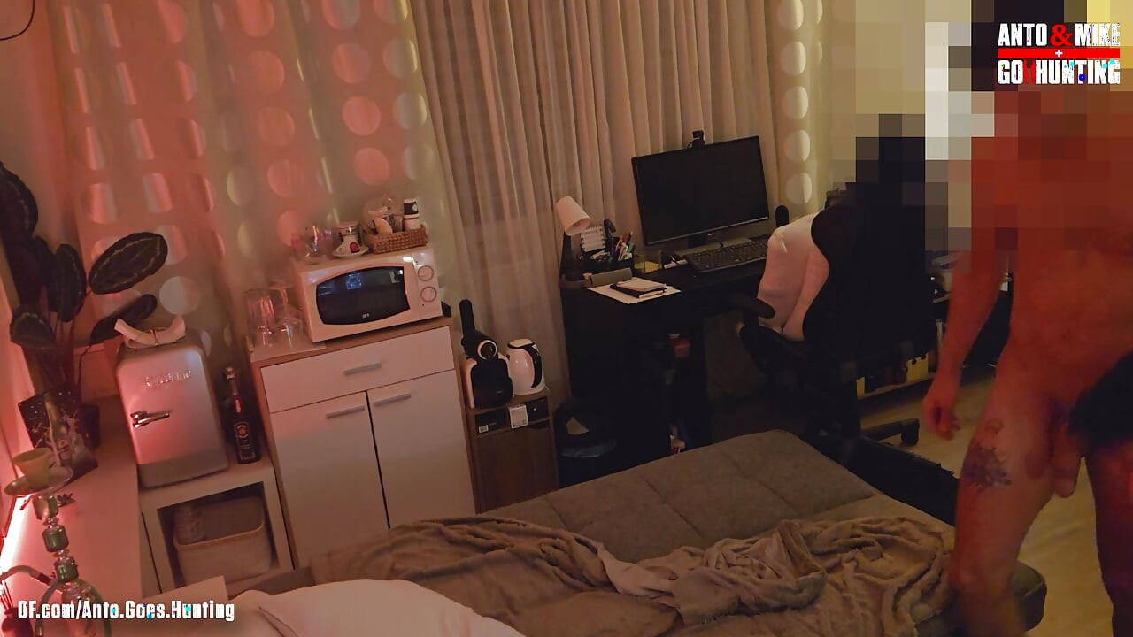 健美拉丁男人第一次尝试，保安同意玩热辣的3P