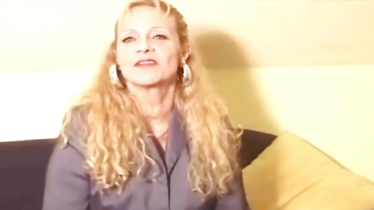 Френска мацка си играе с огромна играчка на кастинга си