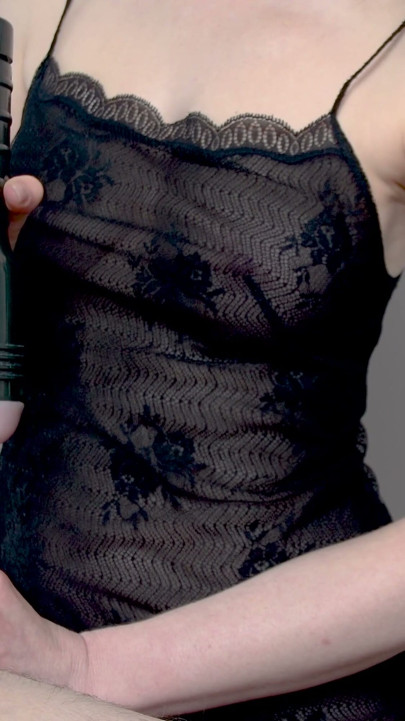 Bleke milf met perfecte tieten trekt een dikke lul af met glijmiddel en gebruikt een Fleshlight tot cumshot | Clip 1