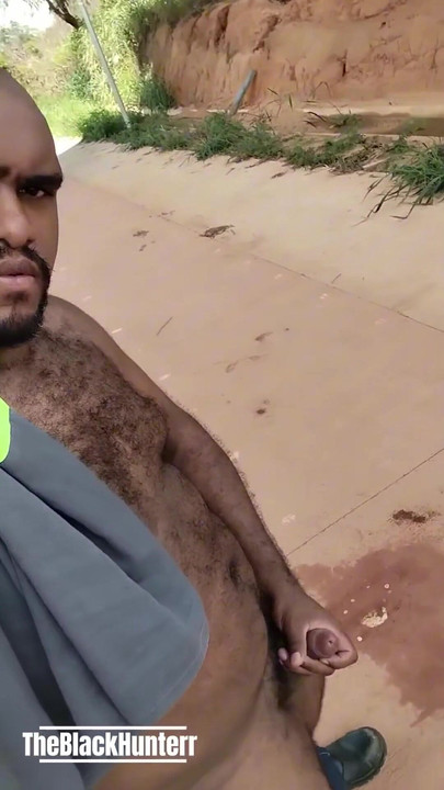 Întorcându-mă de la serviciu, m-am oprit să mă piș și am ajuns să-mi scot toate hainele de pe stradă | Clip 1