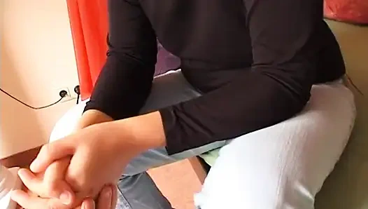 Брюнетка с маленькими сиськами трахает пальцами и трет ее киску