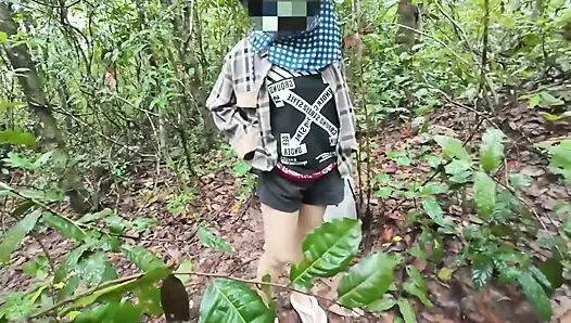 Thailändisches Mädchen läuft und prahlt damit, trotzdem Pilze zu pflücken, im Wald zu pinkeln Thailändische Stimme