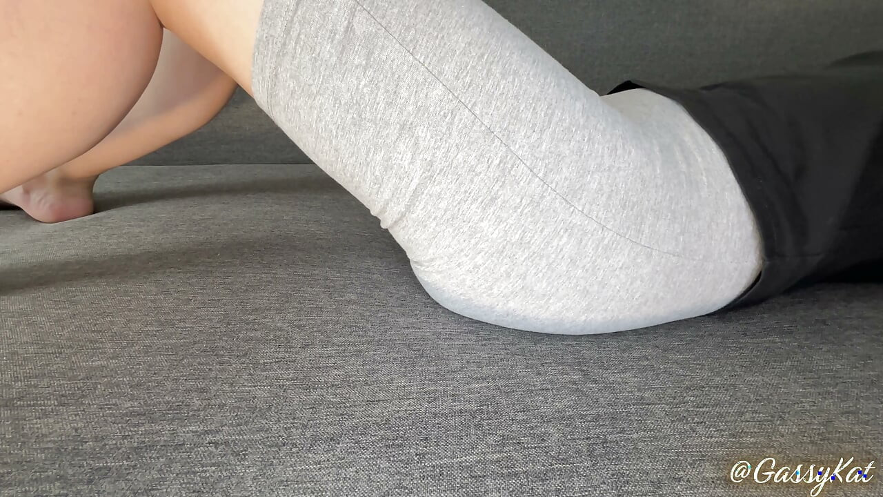 Legging kentut pov - wajahmu langsung dicrot dengan bau