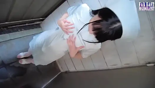 Puppe wie glückseligkeit mit einem dunkelhaarigen necken auf einem verspielten make-over-date ep-1