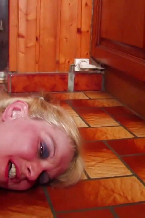 Rubia tatuada follando el culo con dedos jugando con consolador