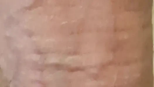 Yarağımı gösteriyorum ve emmeye hazır