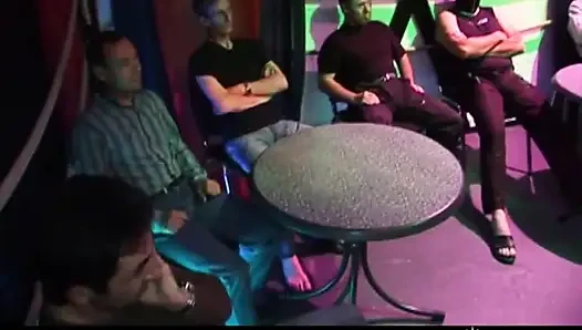 Cewek semok rambut cokelat di-gangbang sama banyak pria di klub malam