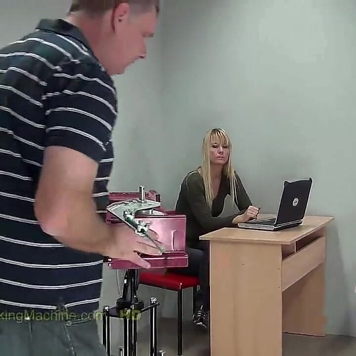 Laura Spanking Machine - Ass Whipping