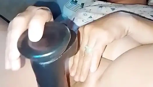 Тоска по моему мужу засовывает хуй.Я так одинока, я мастурбирую, используя дилдо