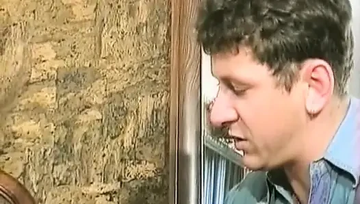 Блондиночка из Германии пытается выпустить огромную бутылку в ее киску