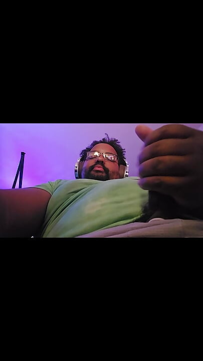 Thick Daddy se branle en montant sa propre vidéo