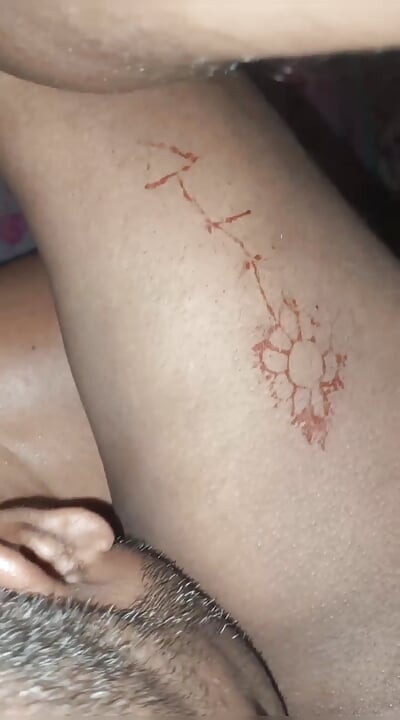 Ρούφηξα το πέος του φίλου μου και έγλειψε το μουνί μου.