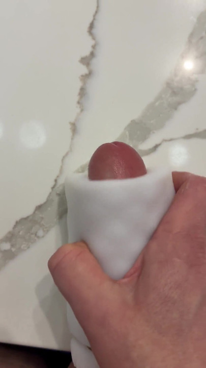 Eu fodi o brinquedo em todos os buracos, eu gozo com gemidos e esperma
