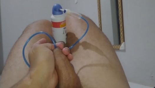 La bouteille de gaz a laissé la bite penchée et dure à la recherche d’une éjaculation.