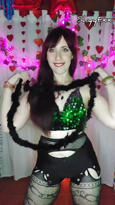 Shyyfxx Hot Influencer Stripteases Sin Bedste Ven Med En Lykkelig Slutning
