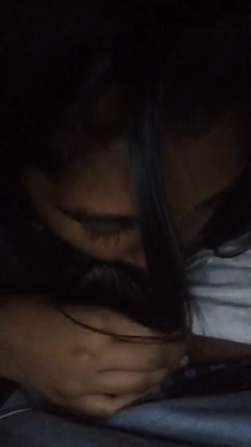 Si jalang seksi menghisap batang hitam