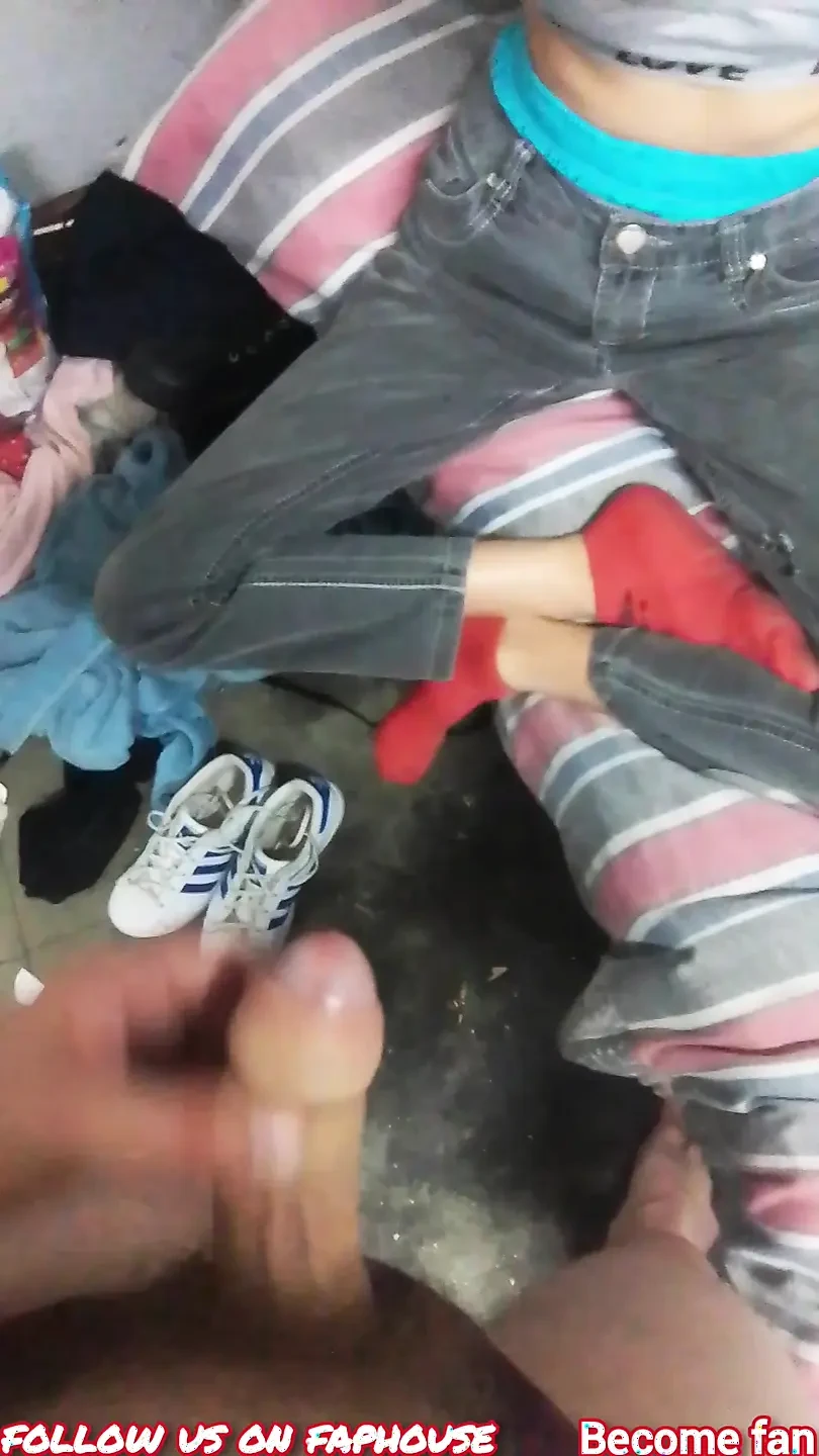 繼女猛抽她的繼父，為她18歲的小巧Vergin貓咪硬雞巴做大