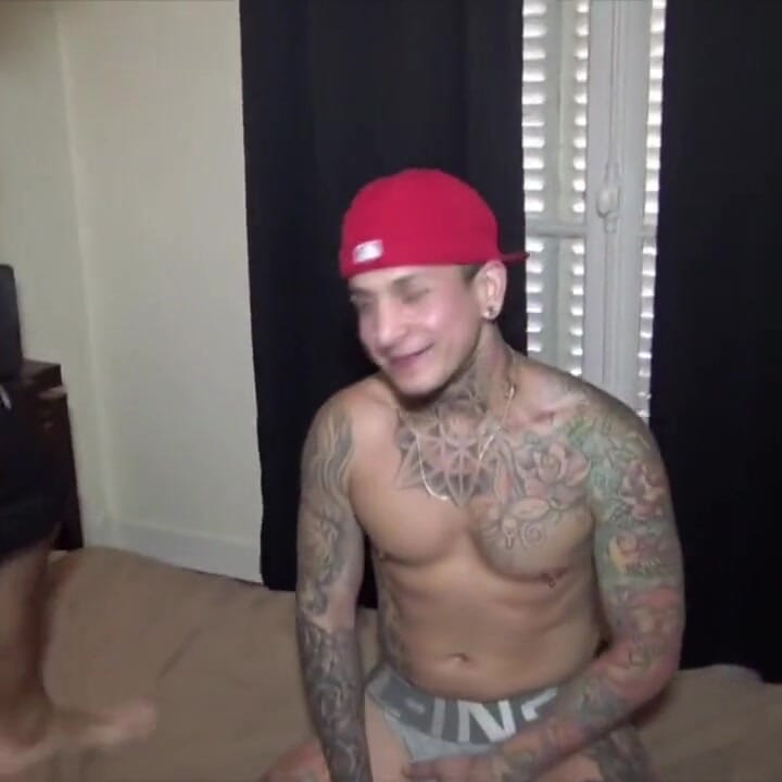 Slut with tatoos fucked barebakc by Arab xxl cok and jess