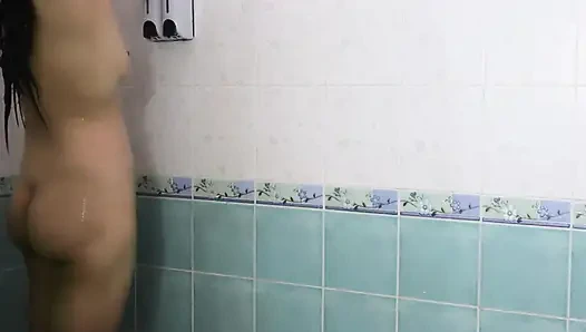 Taylandlı genç kız duş alıyor, pembe meme uçlarını ve pürüzsüz vajinasını gösteriyor. Real Thai Solo