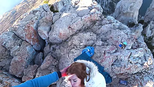 Ngentot di depan umum berisiko di tebing sampai muncrat banyak banget di memek cewek cantik ini