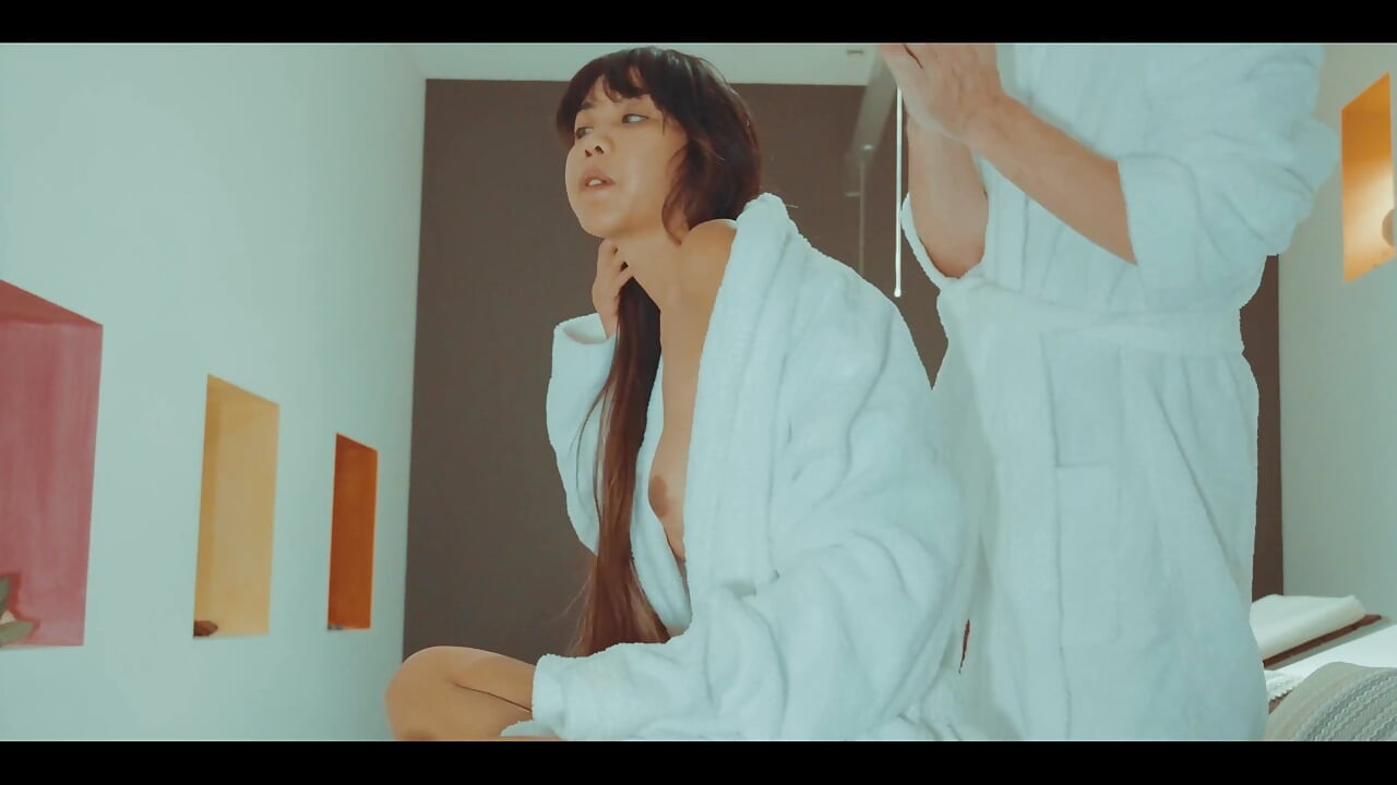 在水疗中心找到一个做爱的地方并不容易，所以我们最终在卫生间里，他后入式操我并射在我身上
