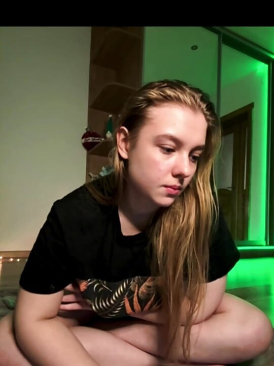 Konuşuyor ve amını parmaklıyor