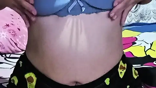 Моя жена так горячая, мастурбирует перед камерой