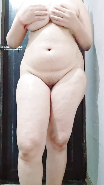 Het bhabhi tvättar anal i badrummet plötsligt daver kom