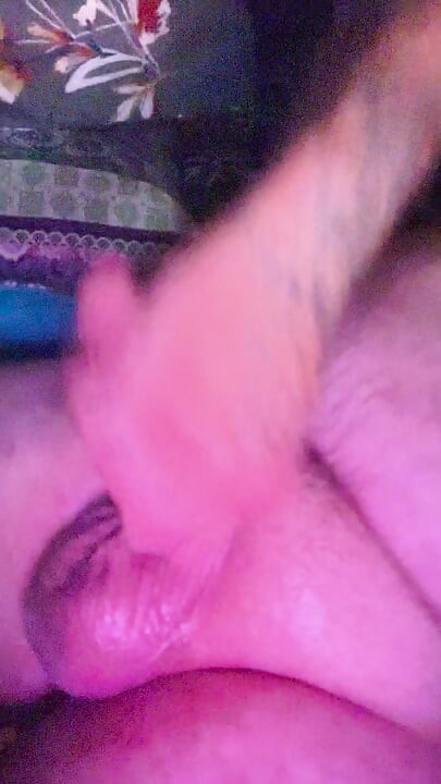Viendo porno y poniendo mi polla dura