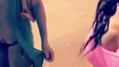 Nikki Bella și Brie Bella merg pe plaja din Maui