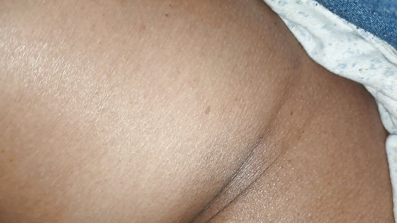 Tocando el coño y el culo de JayaMilfMom mientras descansa