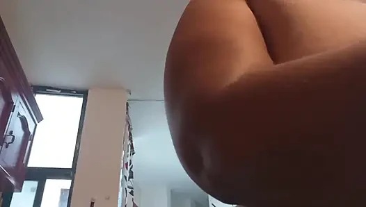 Şişman orta yaşlı seksi kadın çıplak mutfakta göğüslerini gösteriyor