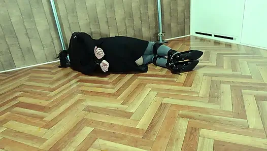 Wanita kantor yang ditargetkan diikat dengan selotip