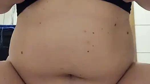 Orgasmuskontroll-training: einen dildo mit einem zauberstab reiten, aber nicht zum orgasmus kommen darf