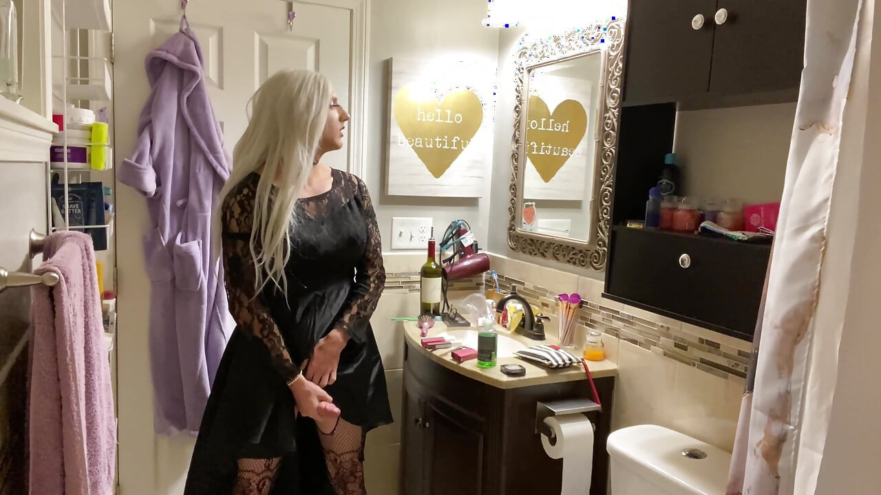 Emo transvesthemd zieht buttplug an und wichst