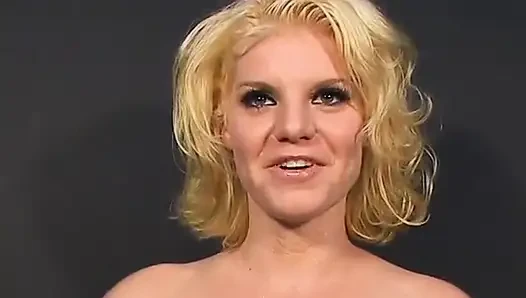 Porno yıldızlarının iş başında kamera arkası eylemi