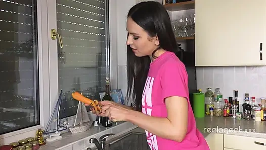 Oyuncu genç burnette nataly gold havuç hazırlıyor