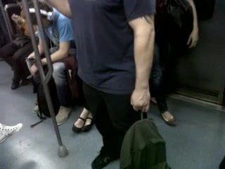 Любительница мускулатуры в метро Барселоны