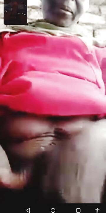 Hadzabe部落成熟女人與男友視頻通話，別問我她從哪裡拿來的電話。