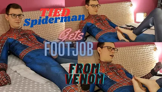 Spiderman attaché reçoit un footjob par Venom