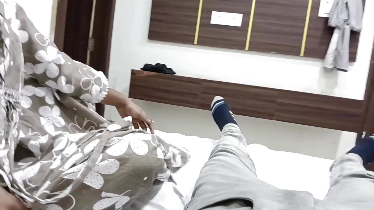 隣人はスディプタが指で愛撫しているのを見て、彼女の手を掴んで引きずり込み、その上でおしっこをしました