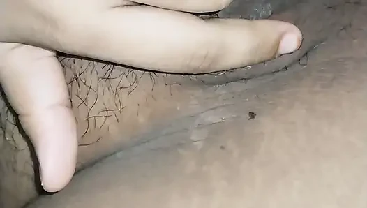 Gadis imut lagi asik fingering memek merah muda di sofa